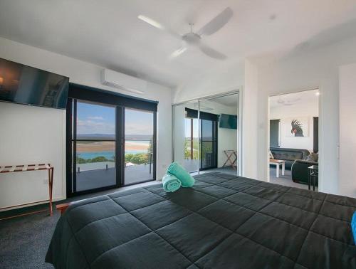 Ένα ή περισσότερα κρεβάτια σε δωμάτιο στο Sunset Beach House 1770