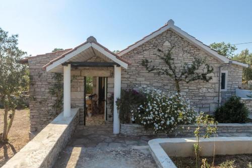 ein kleines Backsteinhaus mit einer Veranda in der Unterkunft Sea View House Sanja With Terrace - Happy Rentals in Vela Luka