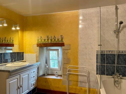 baño con lavabo y ducha con ventana en Les Castelets by Melrose, en Barbeville