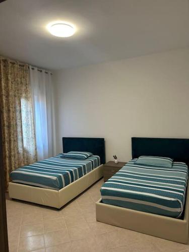 two beds sitting next to each other in a bedroom at Casa di Fati in Mestre