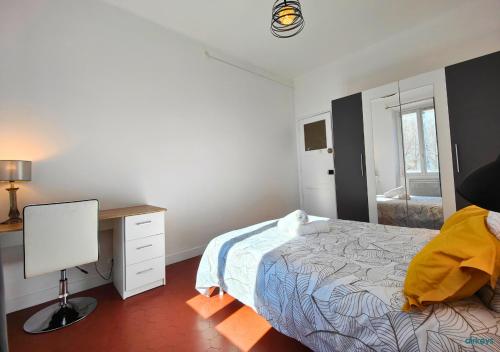 a bedroom with a bed and a desk with a computer at *Massilia Home* Cœur de Marseille in Marseille