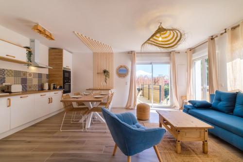 uma sala de estar com um sofá azul e uma mesa em Magnifique pavillon indépendant T2 Nice em Nice