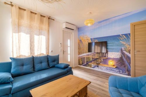 uma sala de estar com um sofá azul e uma lareira em Magnifique pavillon indépendant T2 Nice em Nice