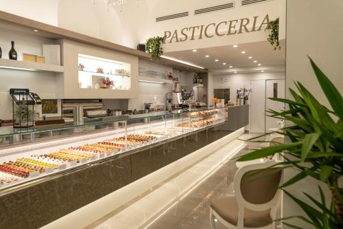 una panadería con una vitrina llena de pasteles en L'Opera Rooms & Suite, en La Spezia