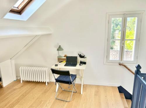 een bureau met een laptop in een witte kamer bij Maison familiale avec vue Tour Eiffel in Suresnes