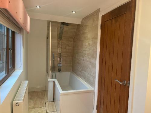 een badkamer met een bad en een douche bij The Annex in Bristol