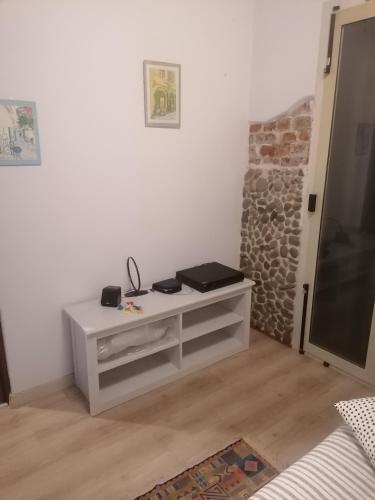 a white table in a room with a door at Appartamento in storica Cascina Lombarda Cusago Rho-Fiera-San-Siro in Cusago