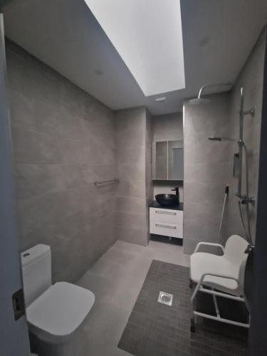 een badkamer met een toilet en een wastafel bij Welcome to DC's Cottage in Holycross