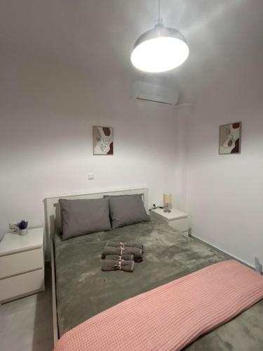 ein Schlafzimmer mit einem großen Bett mit einem rosa Teppich in der Unterkunft Hana Holiday Beach Apartment 1 in Artemida