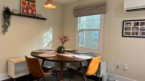 - une salle à manger avec une table et des chaises en bois dans l'établissement Garden District Duplex, à Bâton-Rouge