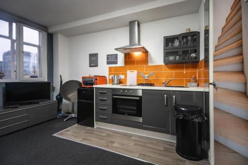 Kitchen o kitchenette sa Favorite Studio Flat by Couple n Single Travellers