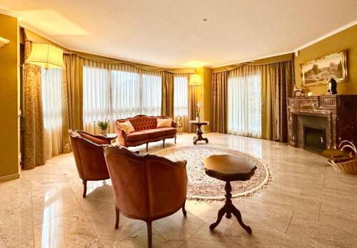 uma sala de estar com um sofá e uma mesa em Luxury Spa Villa EMG Karlsruhe Baden-Baden Rastatt - Gernsbach em Gernsbach