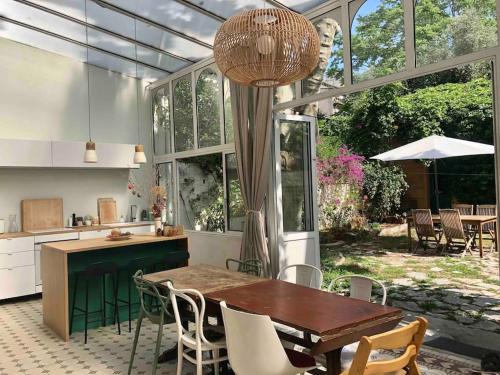 une cuisine et une salle à manger avec une table et des chaises dans l'établissement Havre de paix au cœur de Marseille + Garage, à Marseille