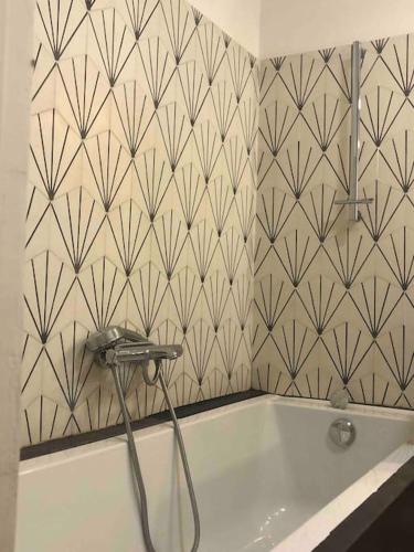 La salle de bains est pourvue d'une baignoire avec un tuyau. dans l'établissement Havre de paix au cœur de Marseille + Garage, à Marseille