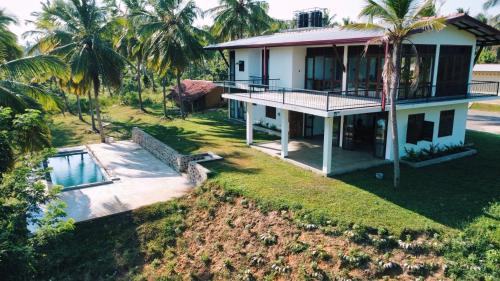 烏達瓦拉維的住宿－Tsuru Villa，享有带游泳池的房屋的空中景致