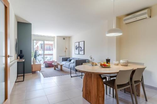 a kitchen and living room with a table and chairs at AB Sagrada Familia - Sant Pau in Barcelona