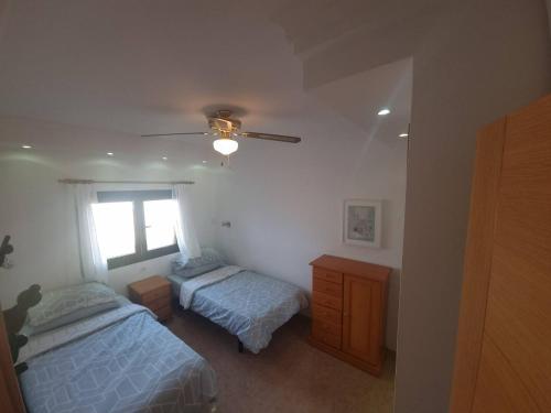 1 Schlafzimmer mit 2 Betten und einem Fenster in der Unterkunft Los Juncos II, apartamento in Maspalomas