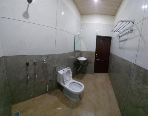 Vonios kambarys apgyvendinimo įstaigoje Deva Samudra Beach Stay
