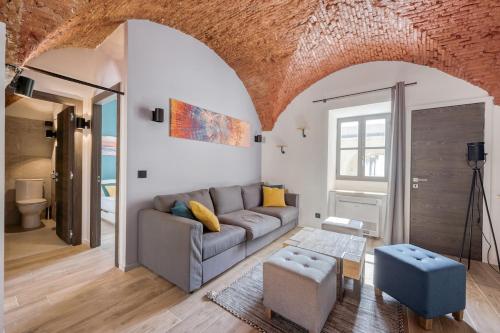 un salon avec un canapé et une table dans l'établissement Superbe Appartement Au Coeur du Vieux Nice !, à Nice