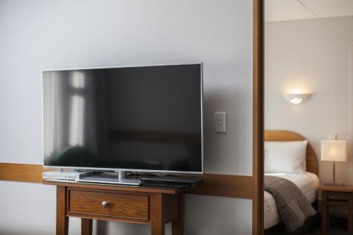 TV a/nebo společenská místnost v ubytování Amross Motel