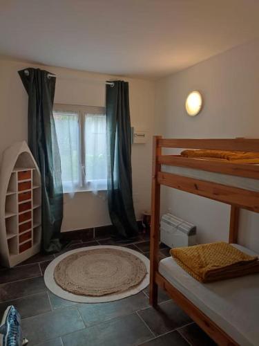 Cette chambre comprend un lit, une fenêtre et un tapis. dans l'établissement Mas Boucard II : plage cour et parking privés, à Frontignan