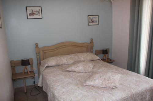 een bed in een slaapkamer met 2 kussens erop bij Monlezun in Monlezun
