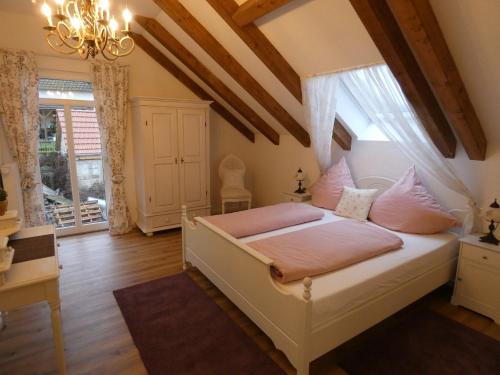 um quarto com uma cama com almofadas cor-de-rosa em Der Moserhof em Oberaurach