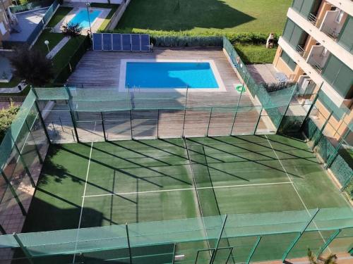 an overhead view of a tennis court with a tennis racket at Extraordinario ático de 80 m2 en urbaniz privada in Noja