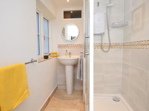 uma casa de banho com um lavatório e um chuveiro em 2 Bed in Dorchester 66192 em Stratton