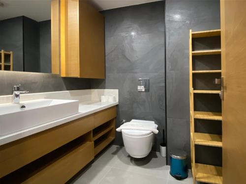 Veranda Suites في أنطاليا: حمام مع حوض ومرحاض