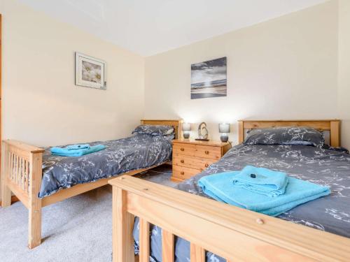 - une chambre avec 2 lits jumeaux et une commode dans l'établissement 3 Bed in Ilfracombe 57795, à Ilfracombe
