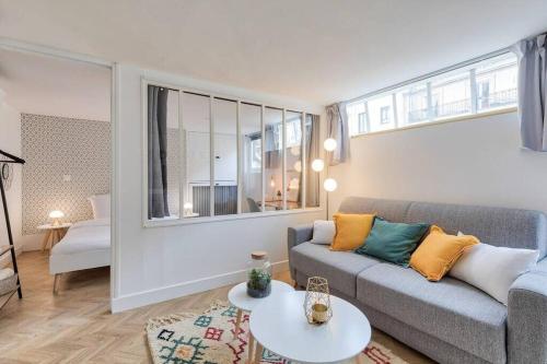 - un salon avec un canapé et une table dans l'établissement Appartement proche Arc Triomphe 4P, à Paris