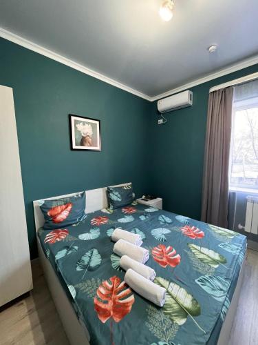sypialnia z łóżkiem z niebieską ścianą w obiekcie Мини-гостиница Береке w mieście Aktobe