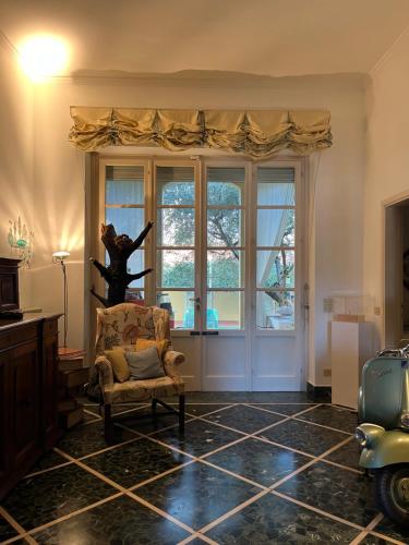 een woonkamer met een stoel en een raam bij artemare in Viareggio