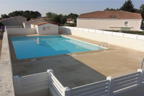 une grande piscine sur le toit d'une maison dans l'établissement O ABRIGO Maison avec Piscine proche Mer/ Plage, à La Tranche-sur-Mer