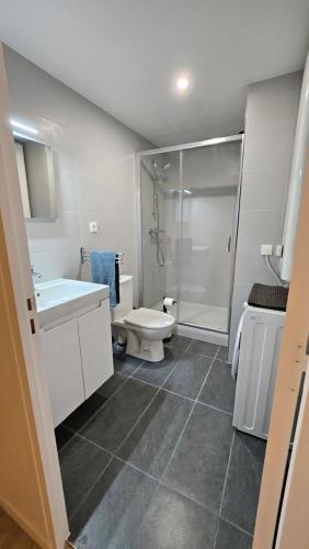 une salle de bain avec toilettes, lavabo et douche dans l'établissement Renardière, à Montreuil