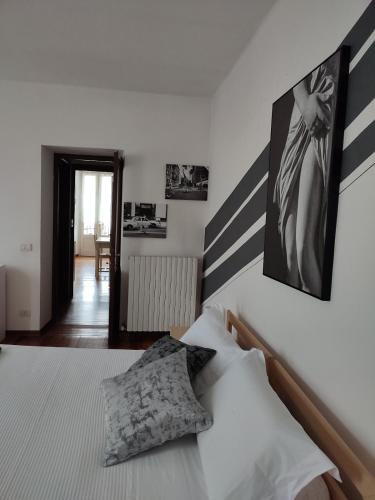 a bedroom with a bed with a striped wall at Regina di Cuori in Andorno Micca