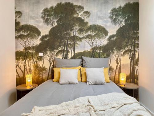 une chambre avec un lit avec deux lampes et des arbres dans l'établissement Le Rêve Ebroïcien, T3 Sur équipé - Gare - centre, à Évreux