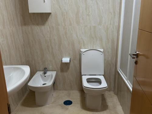 een badkamer met een toilet en een wastafel bij Ground floor 2bed apartment Duquesa Manilva in San Luis de Sabinillas