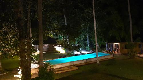 una piscina en un patio por la noche en KhaoTong Villa at Melina's, en Tha Lane Bay