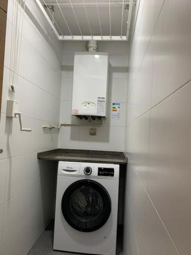 a washer and dryer in a small room at Acogedor piso céntrico in Lugo