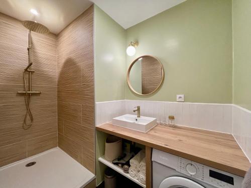 a bathroom with a sink and a washing machine at Le Rêve Ebroïcien, T3 Sur équipé - Gare - centre in Évreux