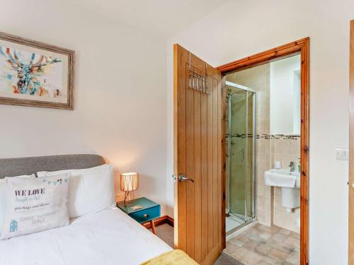 - une chambre avec un lit et une salle de bains pourvue d'une douche dans l'établissement 1 Bed in Wedmore 51337, à Chapel Allerton