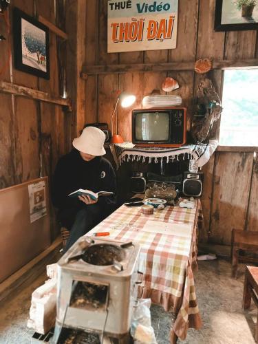 TV a/nebo společenská místnost v ubytování COI NGUON FARM GLAM Mang Den
