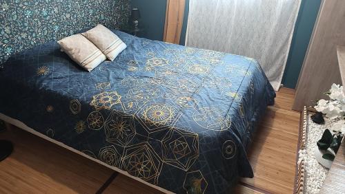 ル・タンポンにあるles Pléiadesのベッド(青い掛け布団、枕付)