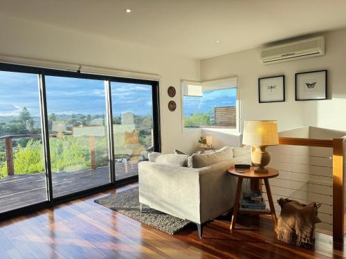 Una sala de estar con un sofá y una ventana grande. en RYE HOLIDAY AWAY, en Rye