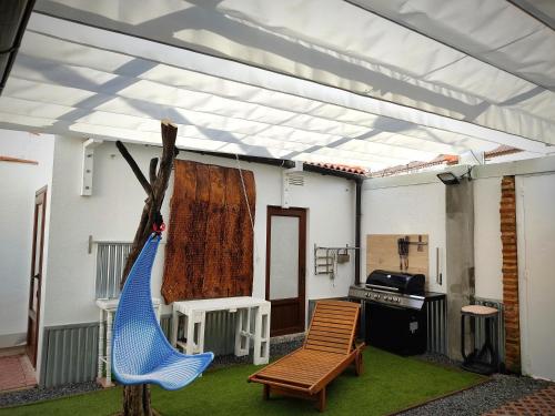 a living room with a hammock and a kitchen at Mi Casita Olmedo in Olmedo