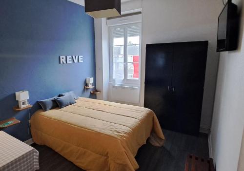 ein Schlafzimmer mit einem Bett in einem blauen Zimmer in der Unterkunft HOTEL DE FRANCE in Éguzon-Chantôme