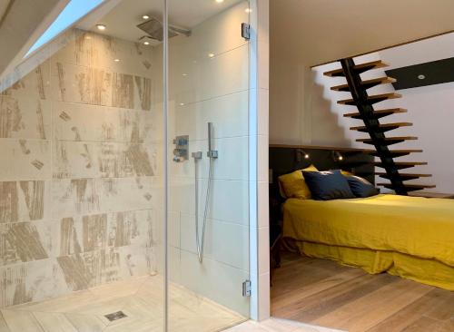a glass shower in a bedroom with a bed at Suite dans villa moderne avec piscine in Arradon