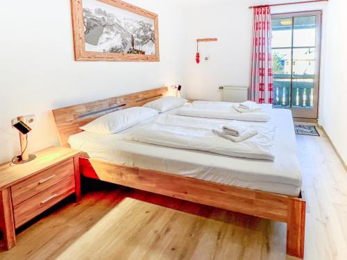 1 Schlafzimmer mit 2 Betten und einem Fenster in der Unterkunft Ferienwohnung Behrens in Bad Hindelang